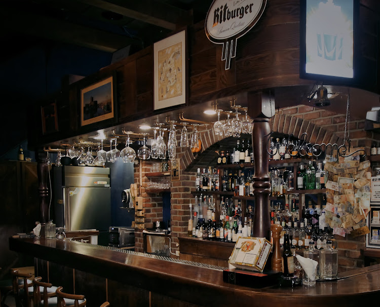 Bar Easy 吧台上的酒瓶陳列與吊掛酒杯
